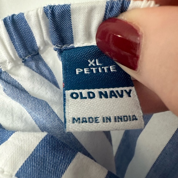 NWT. Striped Tie-Shoulder Cropped Tank Top - Picture 4 of 5